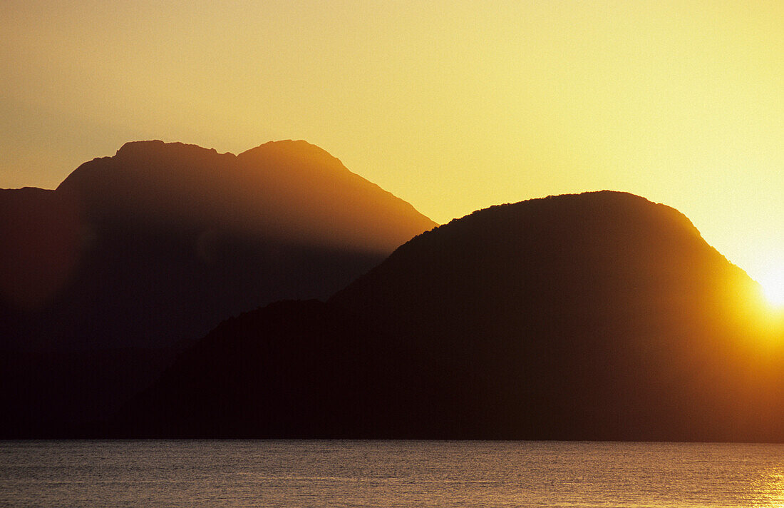 Blick über den Lake Manapouri auf die Keppler Mountains bei Sonnenaufgang, Fiordland Nationalpark, Südinsel, Neuseeland, Ozeanien