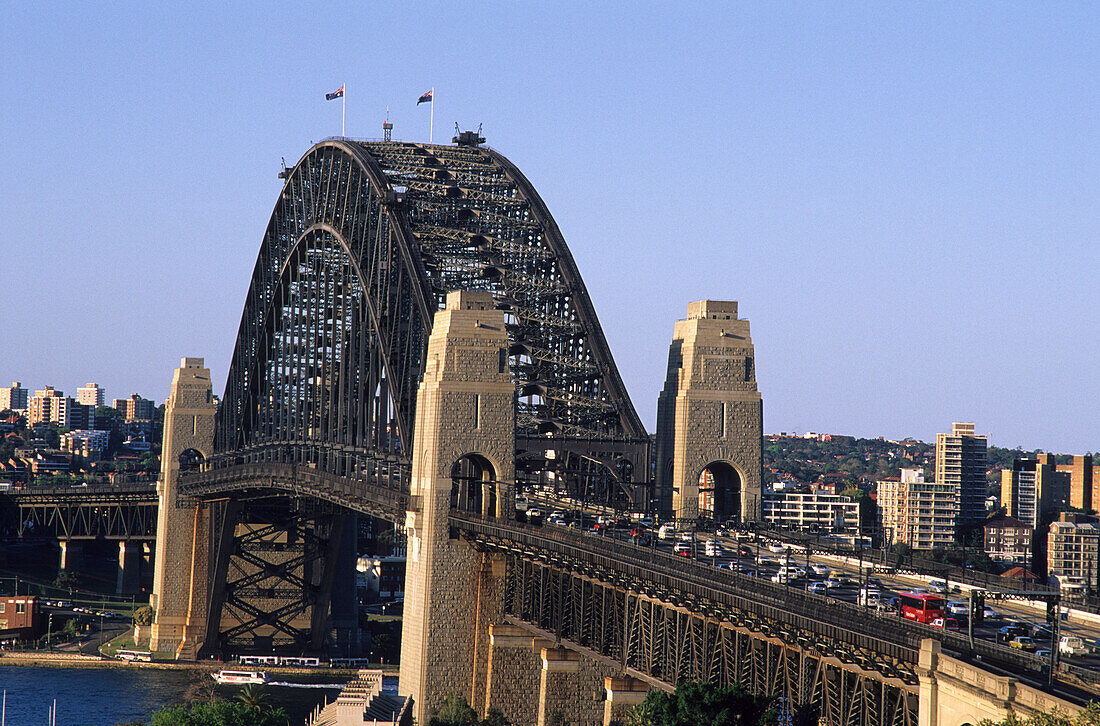 Die Hafenbrücke im Sonnenlicht, Sydney, New South Wales, Australien