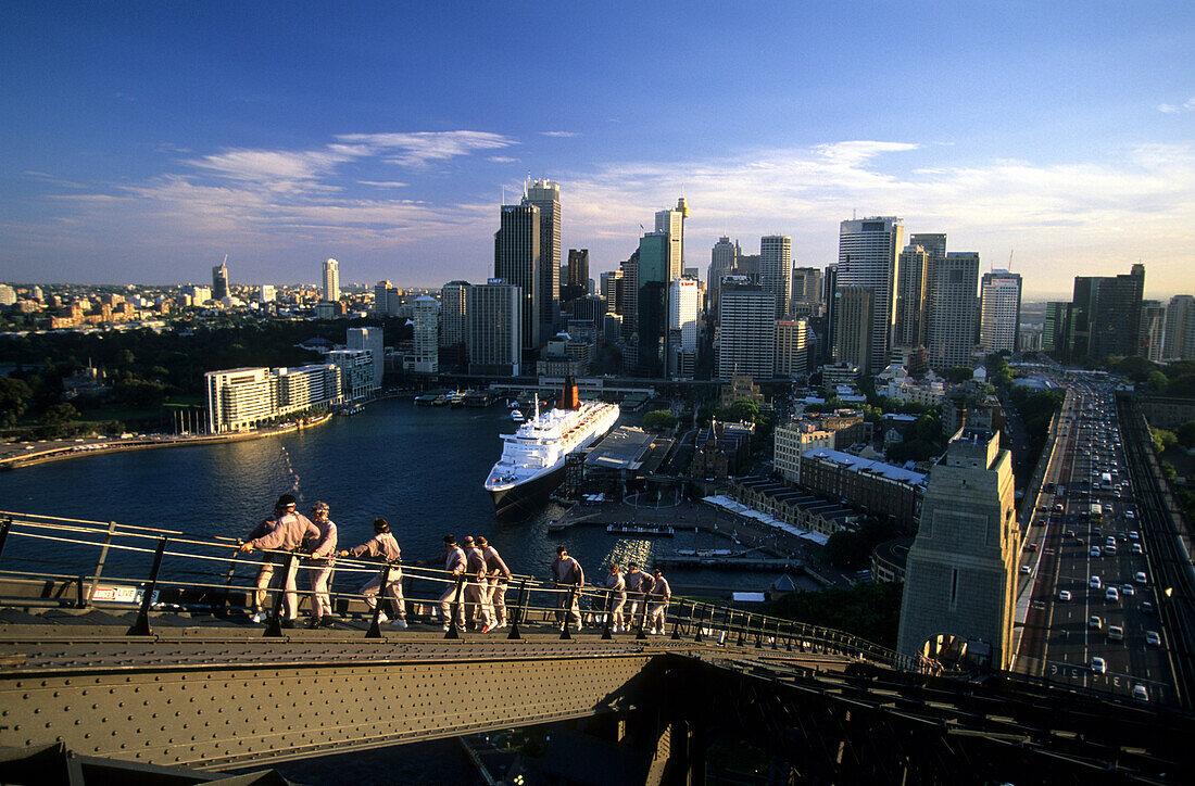 Menschen klettern auf den Stahlträger der Hafenbrücke, Blick auf die City, Sydney, New South Wales, Australien