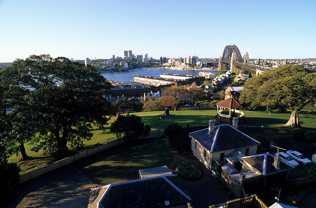 Der Blick vom Observatory Hill zur Hafenbrücke, Sydney, New South Wales, Australien