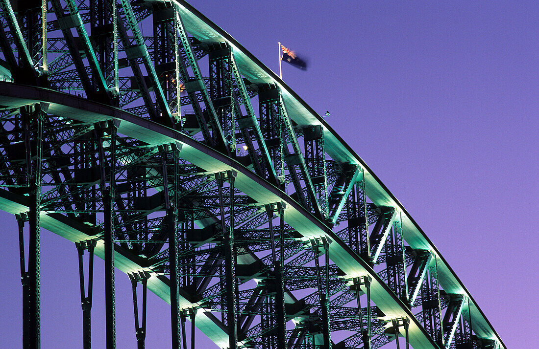 Detail der beleuchteten Hafenbrücke am Abend, Sydney, New South Wales, Australien
