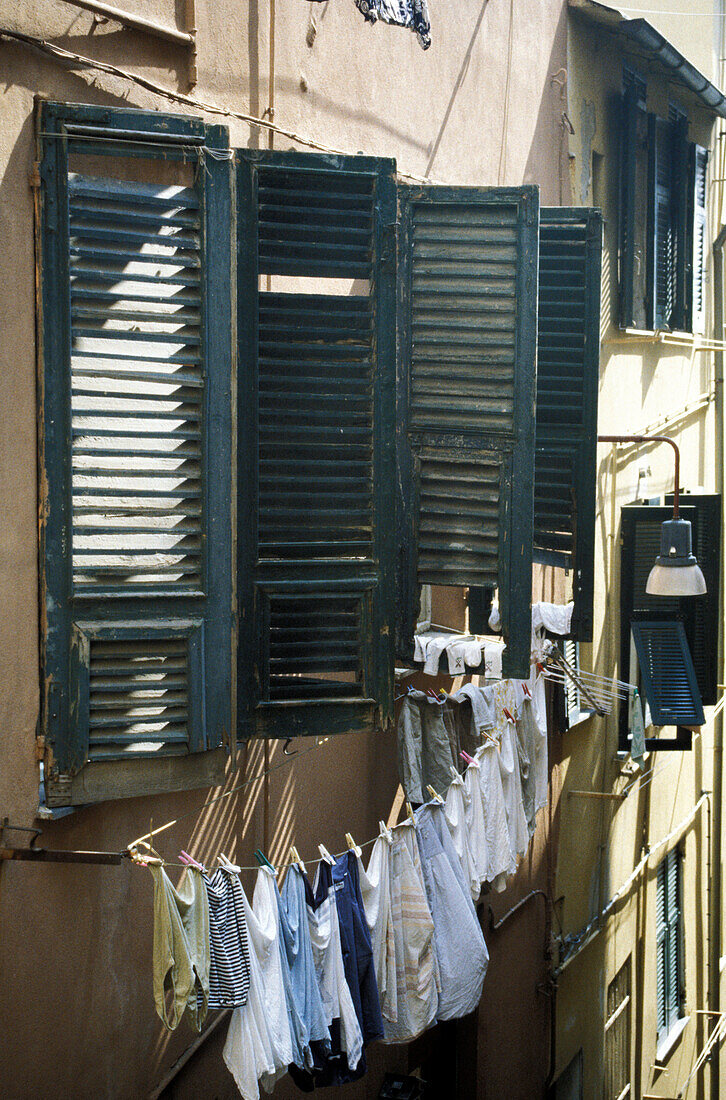 Wäschleine vor typischer italienischer Fassade, Fensterläden, Ligurien, Italien