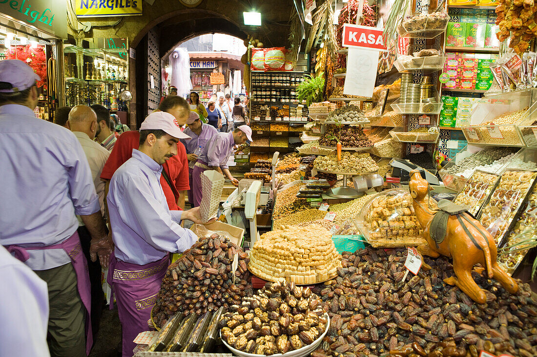 Hauptgang im Gewuerzbasar, Istanbul, Tuerkei