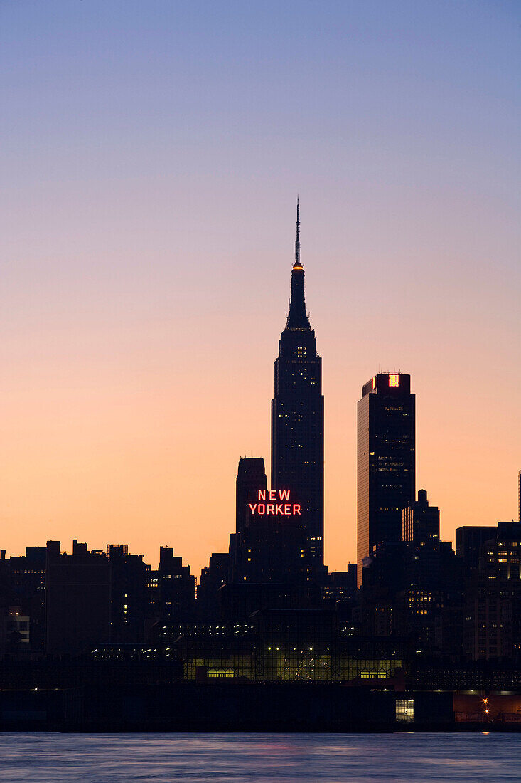 MIDTOWN SKYLINE. HUDSON RIVER. MANHATTAN. NEW YORK. USA