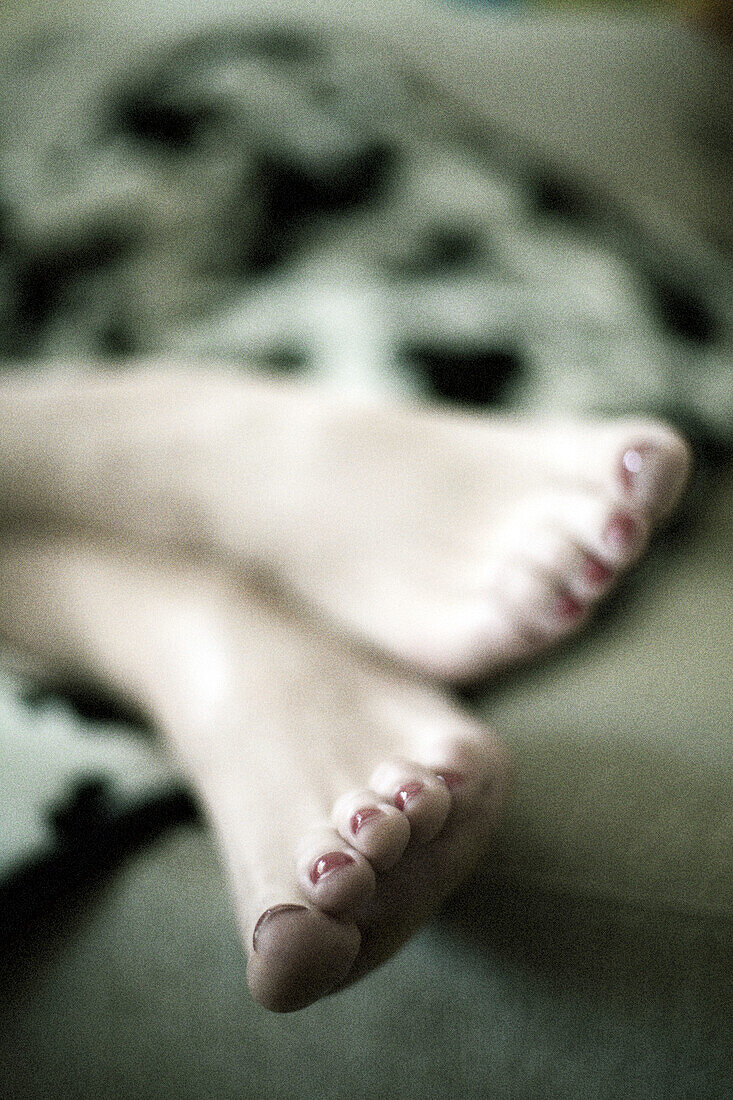Füße mit lackierten Nägeln