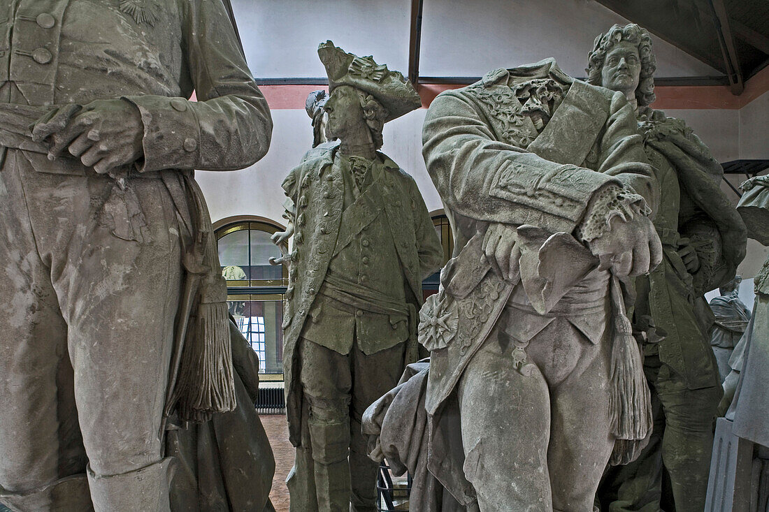 Berliner Lapidarium in einem ehemaligen Pumpwerk am Halleschen Ufer beherbergt historische Denkmale, Originale aus dem Tiergarten, dort Repliken, Ritter, Ratsherren, Herrscher, Berlin