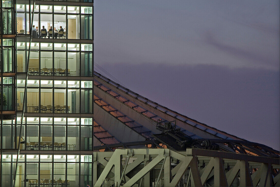 beleuchtete Büros, Arbeitsgespräch, Team, BahnTower, Kuppel des Sony Center am Potsdamer Platz, Zeltkonstruktion des Architekten Helmut Jahn