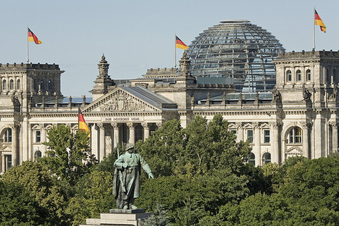 Sowjetisches Ehrenmal, Reichstag im Hintergrund, Berlin, Deutschland