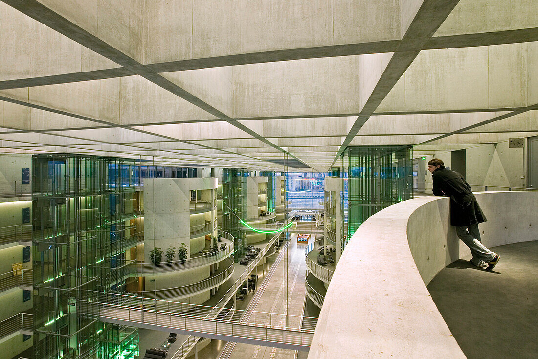 Blick auf Atrium und Abgeordnetenbüros im Paul-Löbe-Haus, Berlin, Deutschland, Europa