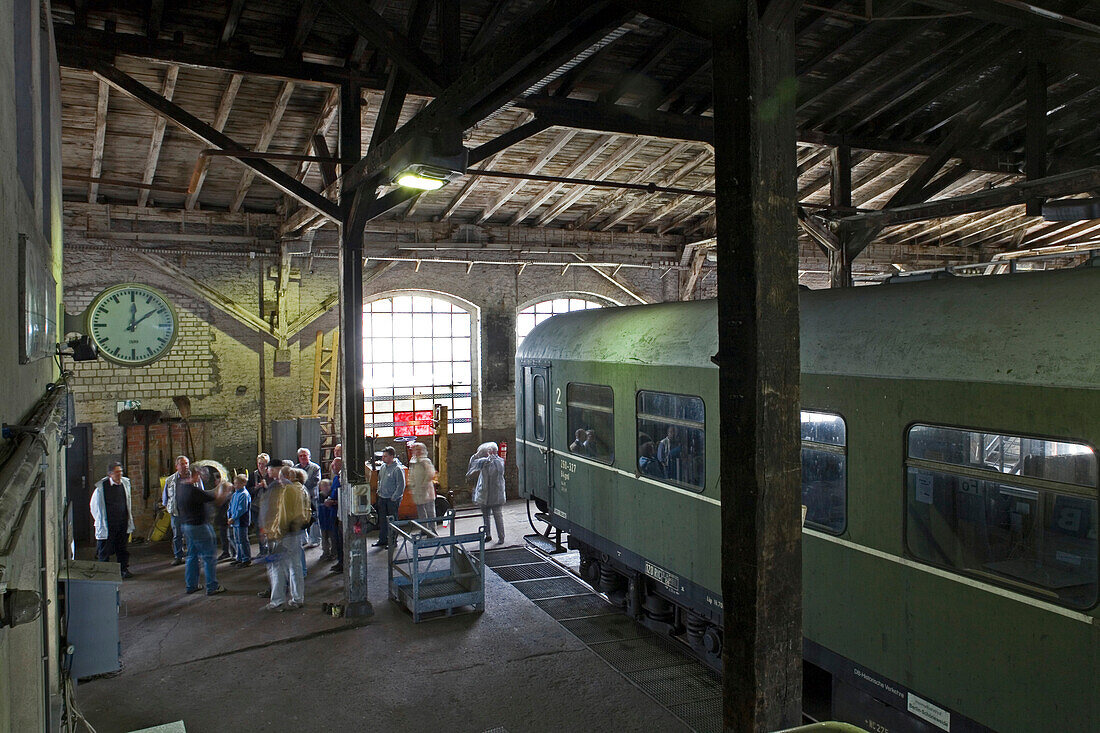 Menschen besichtigen des Bahnbetriebswerk Schöneweide, Treptow Köpenick, Berlin, Deutschland, Europa