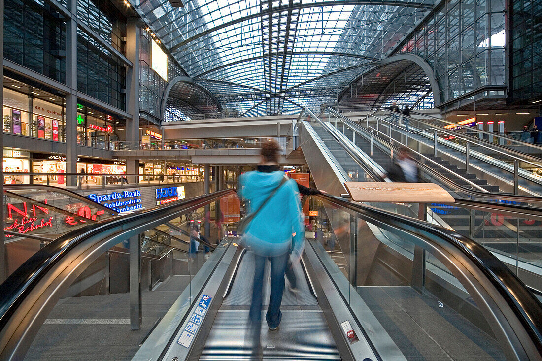 Innenansicht des Hauptbahnhofs am Abend, Berlin, Deutschland, Europa
