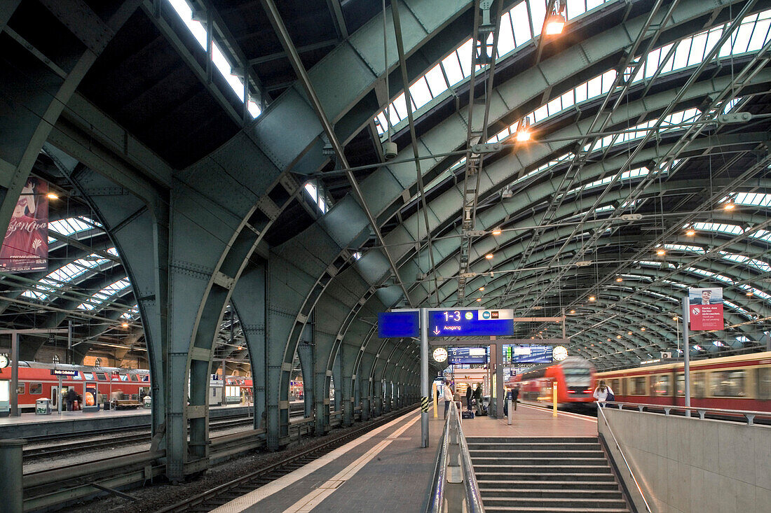 Innenansicht des Ostbahnhofs bei Tag, Berlin, Deutschland, Europa