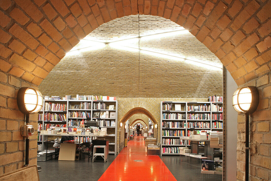 Innenansicht der menschenleeren Buchhandlung Bücherbogen unter der S-Bahn, Savignyplatz, Berlin, Deutschland, Europa