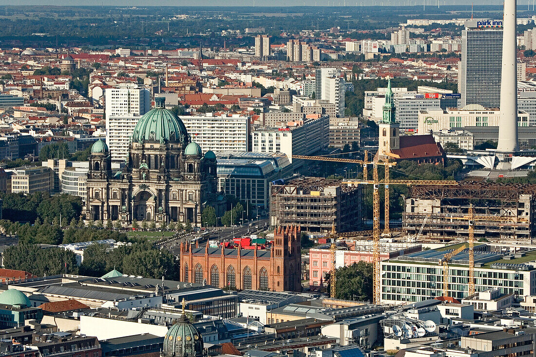 Blick auf die Stadt mit dem Berliner Dom und der Friedrichswerderschen Kirche, Berlin, Deutschland, Europa