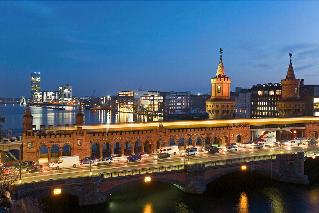 Autos und S-Bahn fahren abends auf der Oberbaumbrücke, Berlin, Deutschland, Europa