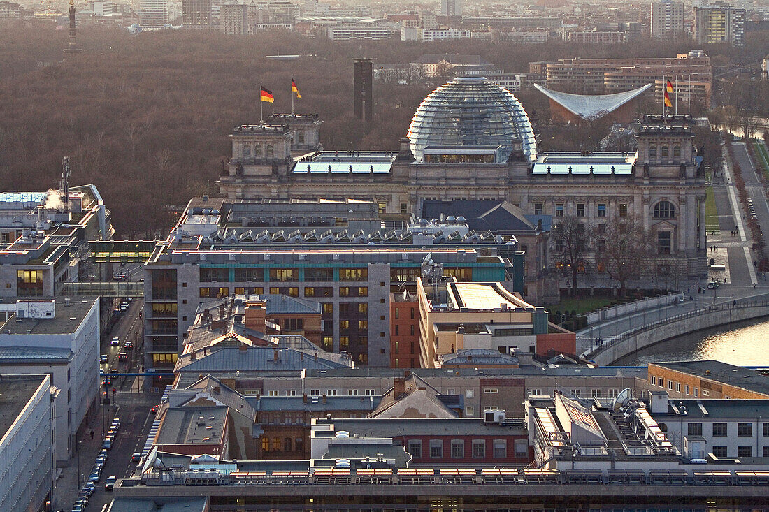Blick auf das Reichstagsgebäude und seine Kuppel, Berlin, Deutschland, Europa