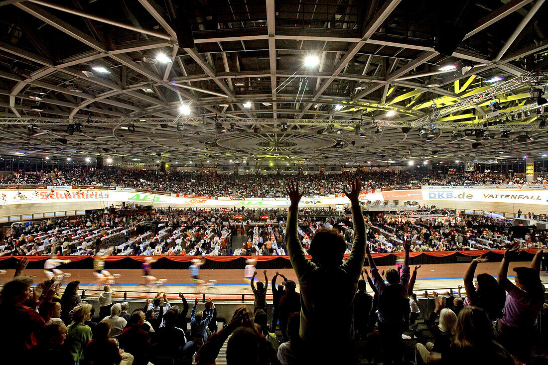 Innenansicht des Velodroms während des Sechstagerennens, Berlin, Deutschland, Europa