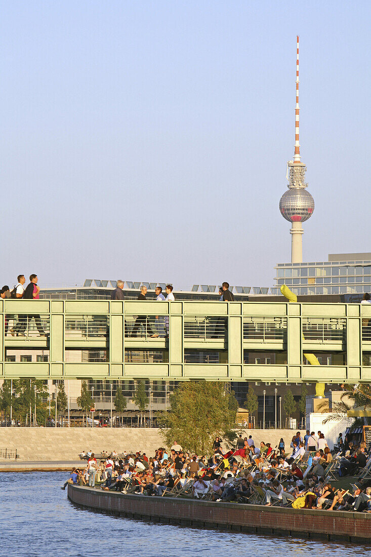 Bar am Spreeufer, Fernsehturm im Hintergrund, Berlin, Deutschland