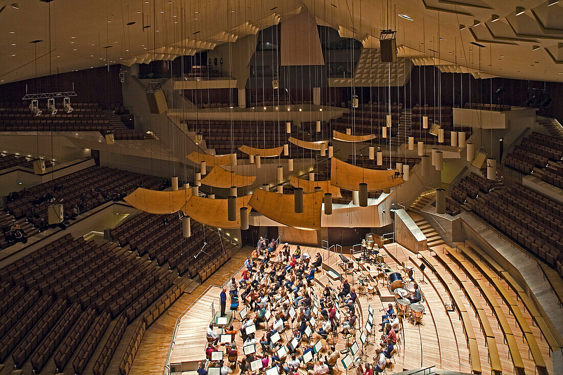Ein Orchester probt in der Berliner Philharmonie, Berlin, Deutschland, Europa