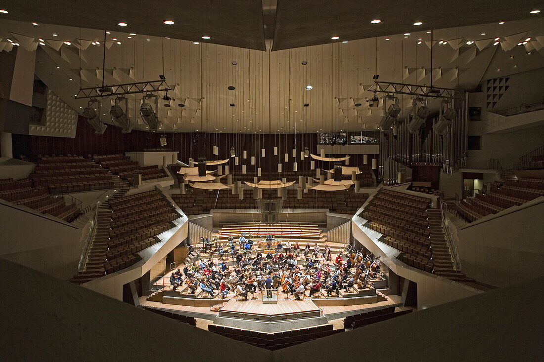 Ein Orchester probt in der Berliner Philharmonie, Berlin, Deutschland, Europa