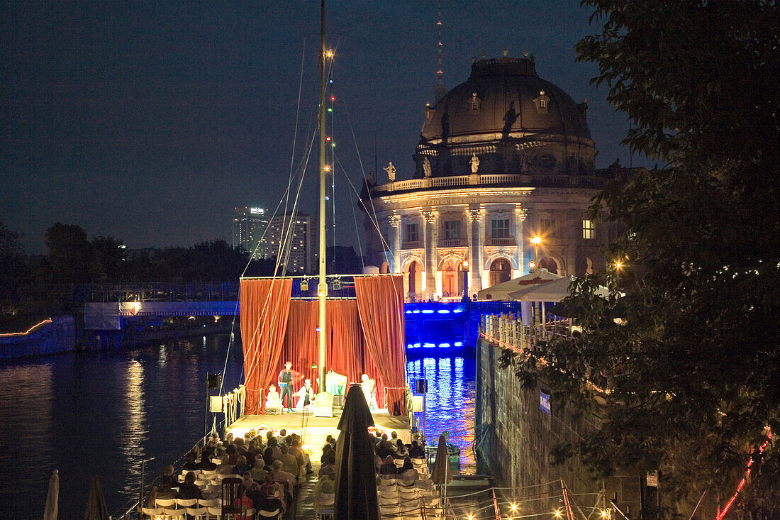 Das beleuchtete Theaterschiff MS Marie während einer Aufführung am Abend, Berlin, Deutschland, Europa
