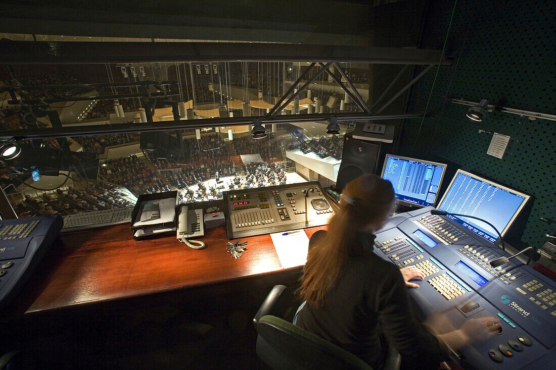 Eine Frau im Regieraum der Berliner Philharmonie während eines Konzerts, Berlin, Deutschland, Europa