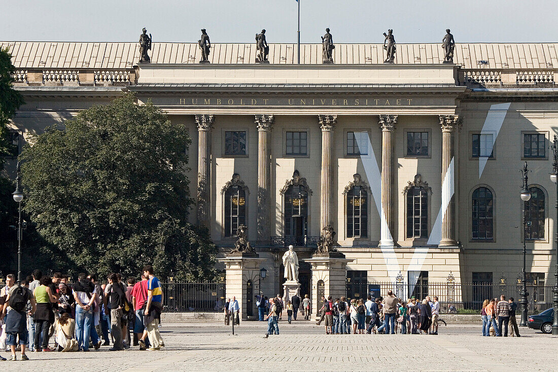 Blick auf den Eingang der Humboldt Universität, Berlin, Deutschland, Europa