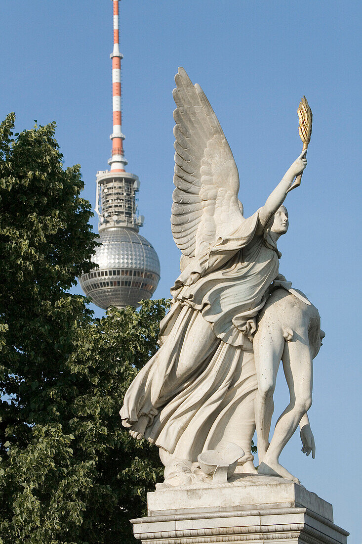 Skulpturen auf der Schlossbrücke, Fernsehturm im Hintergrund, Unter den Linden, Berlin, Deutschland, Europa