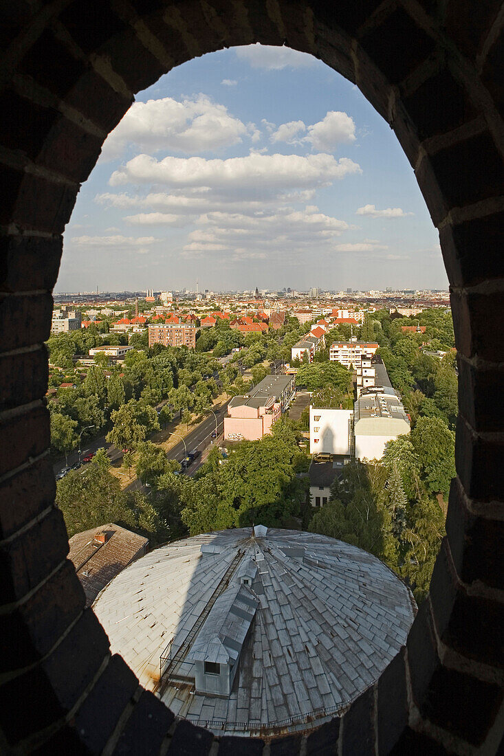 Blick durch ein Fenster auf Wassertürme unter Wolkenhimmel, Charlottenburg, Berlin, Deutschland, Europa