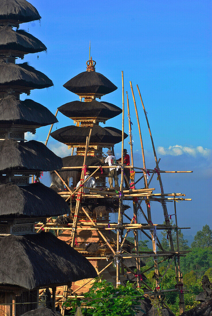 Arbeiter auf Bambusgerüst am balinesischen Muttertempel Besakih, Bali, Indonesien, Asien