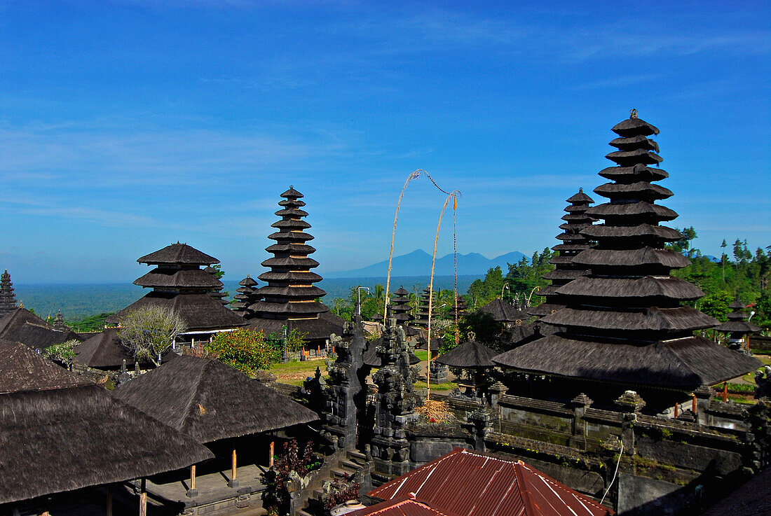 Besakih, der balinesische Muttertempel unter blauem Himmel, Bali, Indonesien, Asien