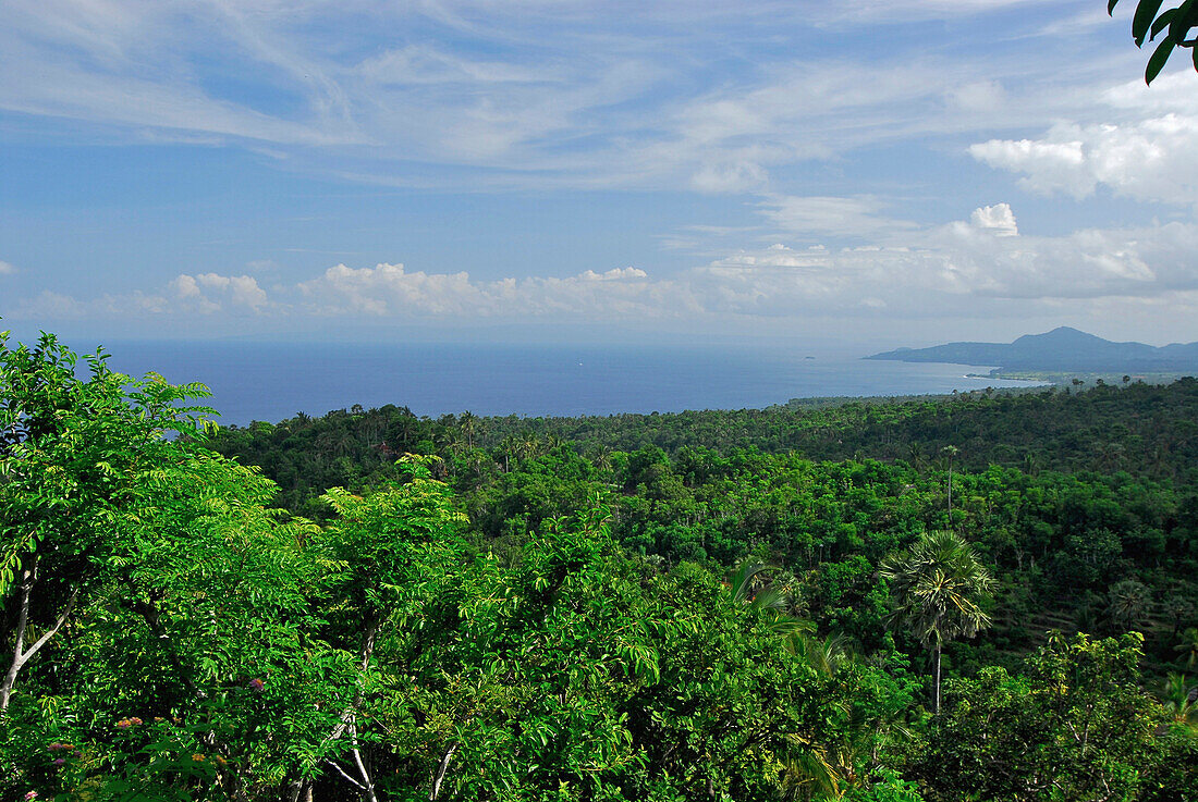 Blick auf die Küste und den Vulkan Gunung Seraya, Ost Bali, Indonesien, Asien