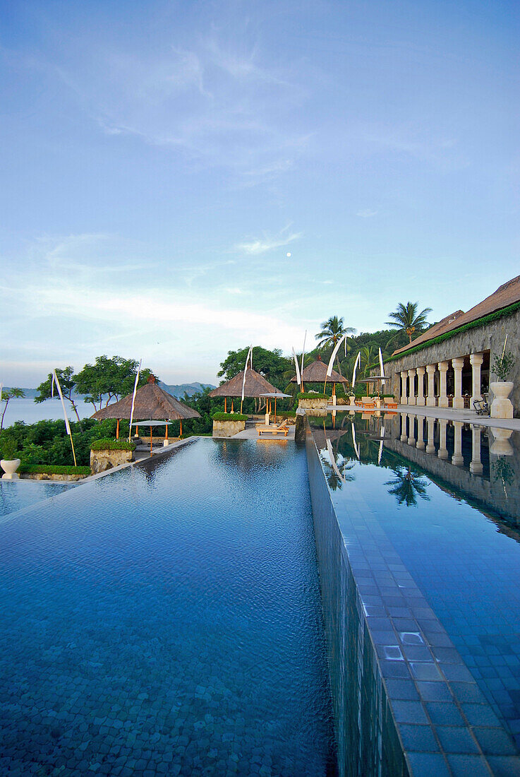 Der menschenleere Infinity Pool im Amankila Resort am Morgen, Candi Dasa, Ost Bali, Indonesien, Asien