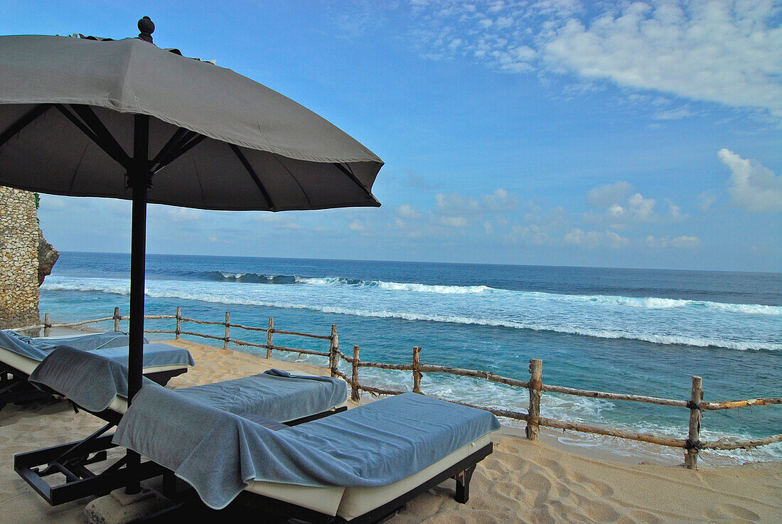 Sonnenliegen am Strand des Bulgari Resorts, Bukit Badung, Süd Bali, Indonesien, Asien