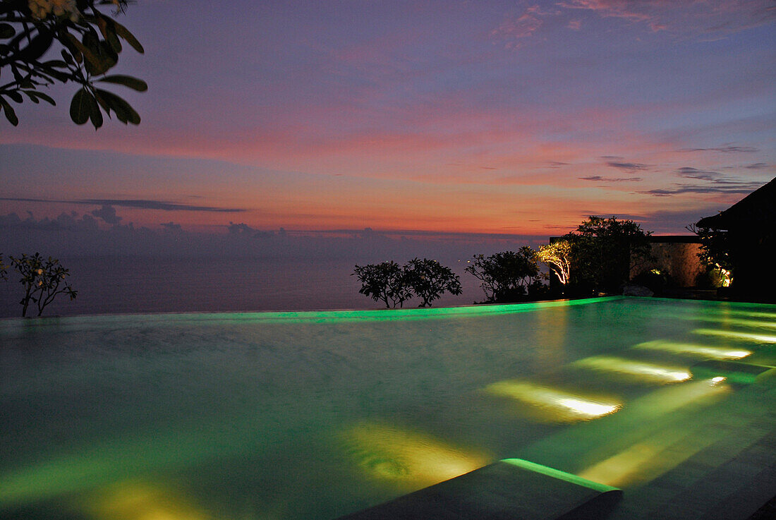 Beleuchteter Pool im Bulgari Resort am Abend, Bukit Badung, Süd Bali, Indonesien, Asien