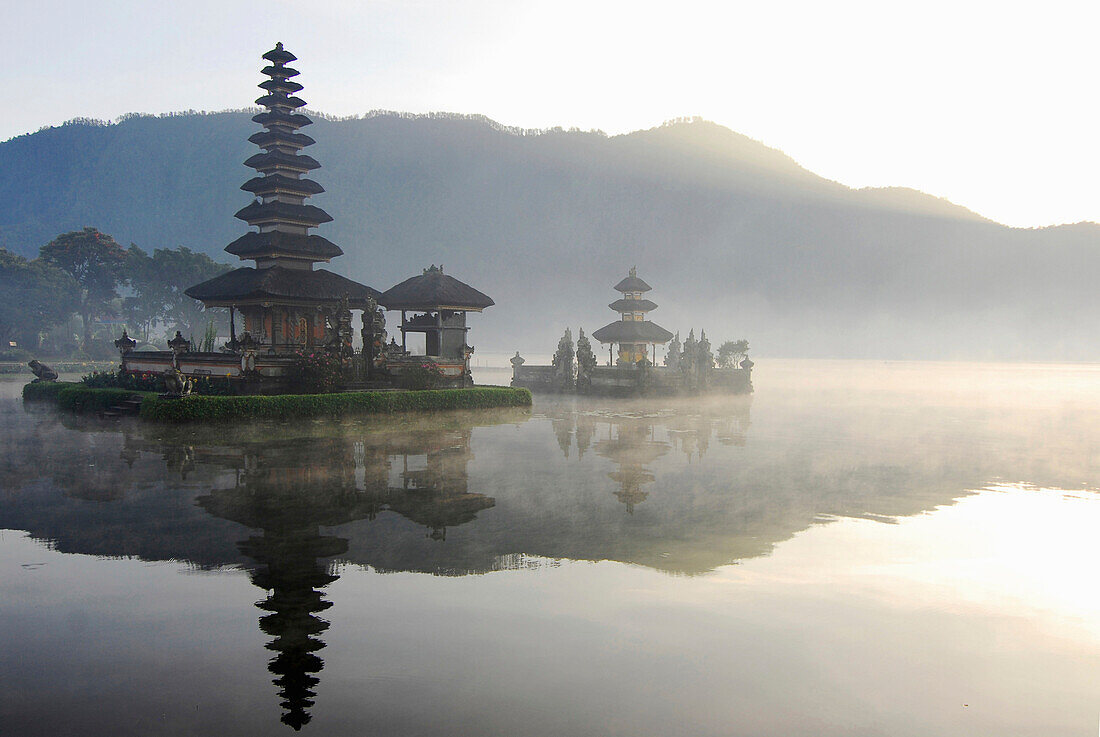 Ulu Watu Danu Bratan, Tempel auf einer Insel im Bratan See, Bali, Indonesien, Asien