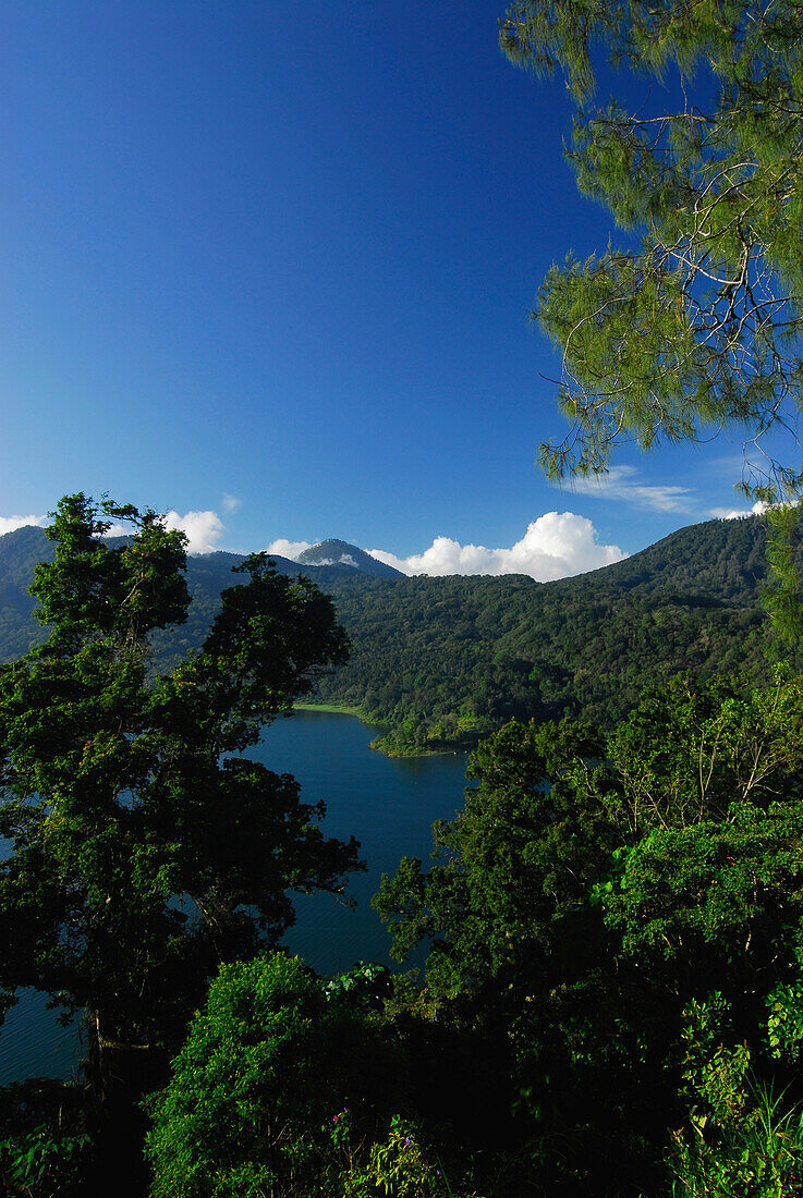 Blick auf den Buyan See in einem Krater unter blauem Himmel, Bali, Indonesien, Asien