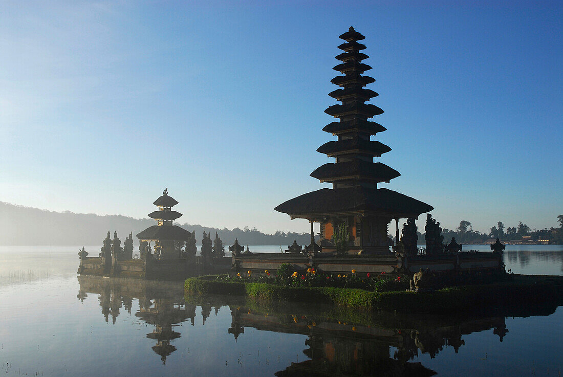 Ulu Watu Danu Bratan, Tempel auf einer Insel im Bratan See, Bali, Indonesien, Asien