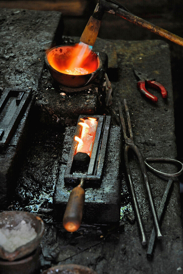 In einer Silberschmiede wird Silber geschmolzen, Celuk, Bali, Indonesien, Asien