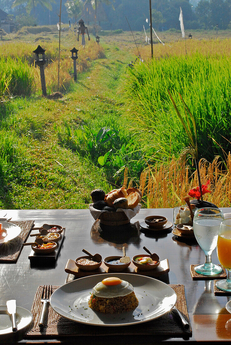 Gedeckter Tisch mit Blick auf Landschaft, Chedi Club, GHM Hotel, Ubud, Indonesien, Asien