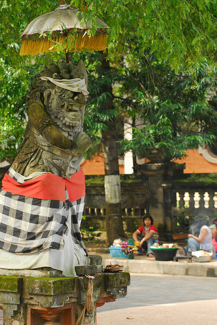 Steinfigur mit Schirm am Puputan Square, Denpasar, Bali, Indonesien, Asien