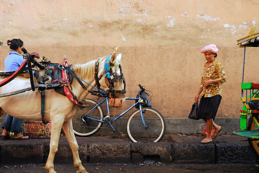 Pferd mit Kutsche am Zentralmarkt Pasar Badung in Denpasar, Bali, Indonesien, Asien