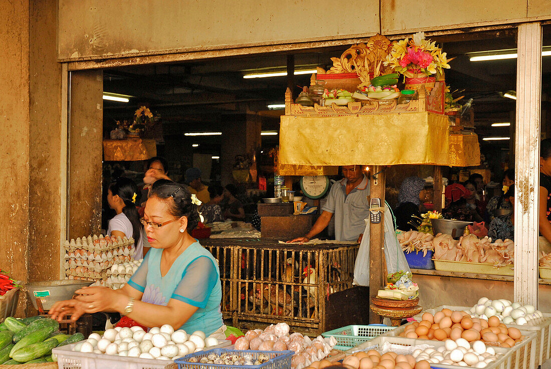 Verkäufer an ihren Ständen auf dem Zentralmarkt Pasar Badung, Denpasar, Bali, Indonesien, Asien