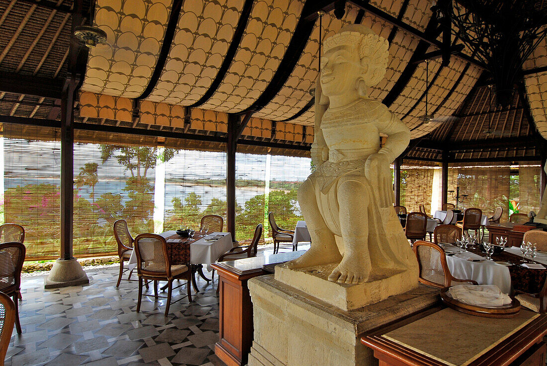 Innenansicht des menschenleeren Restaurants im Four Seasons Resort, Jimbaran, Süd Bali, Indonesien, Asien