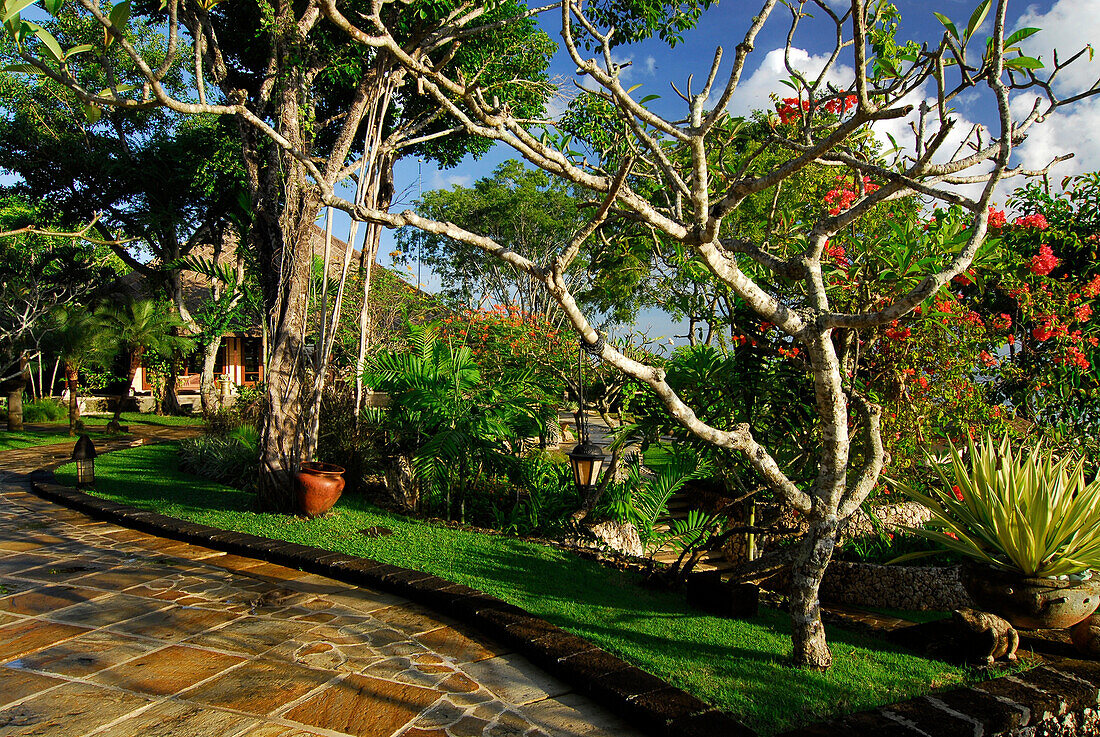 Der Garten des Four Seasons Resort unter blauem Himmel, Jimbaran, Süd Bali, Indonesien, Asien
