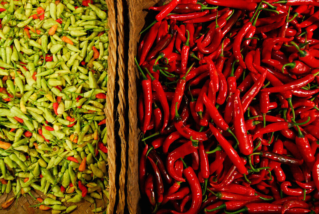Rote und grüne Chilis auf dem Markt in Jimbaran, Bali, Indonesien, Asien