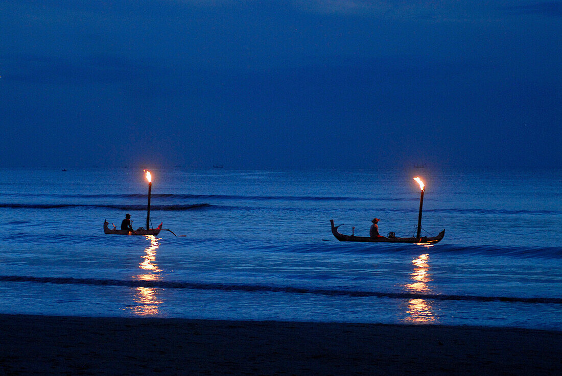 Boote mit Laterne am Abend auf dem Wasser, Jimbaran, Süd Bali, Indonesien, Asien