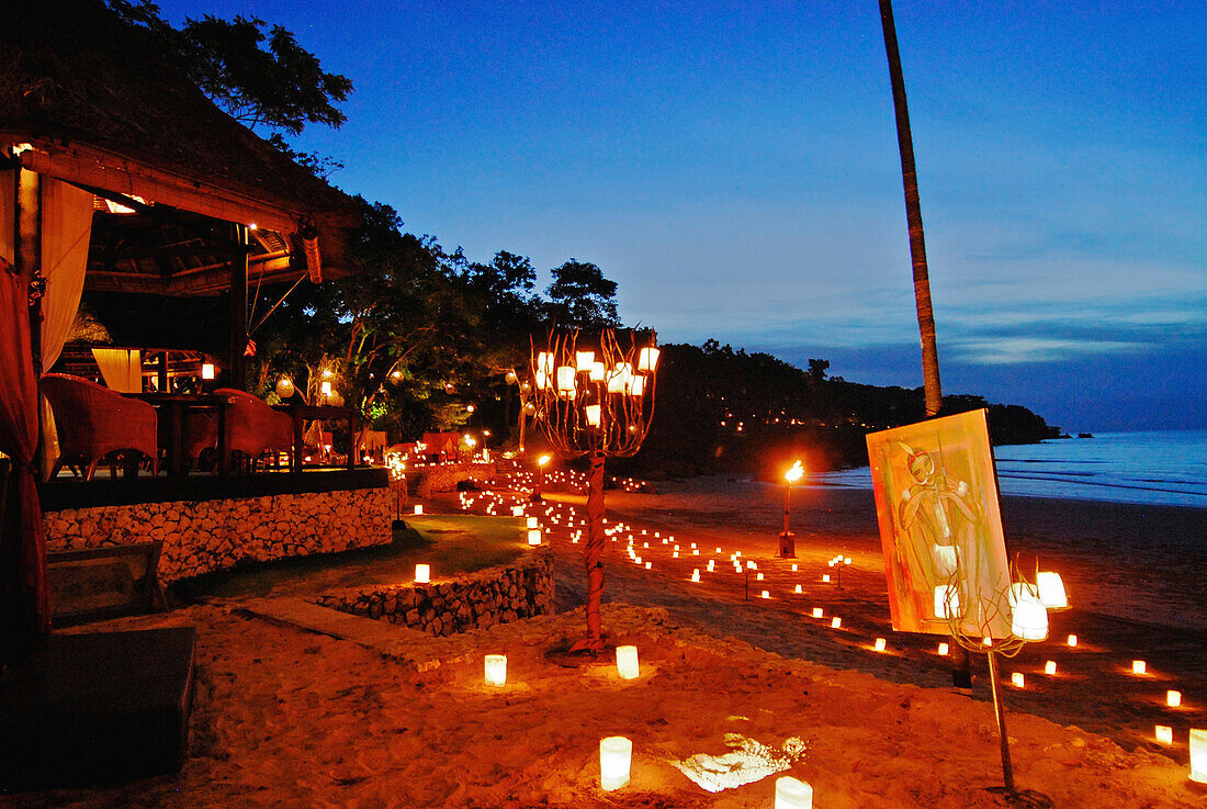 Beleuchteter Pavillon am Strand des Four Seasons Resort, Jimbaran, Süd Bali, Indonesien, Asien