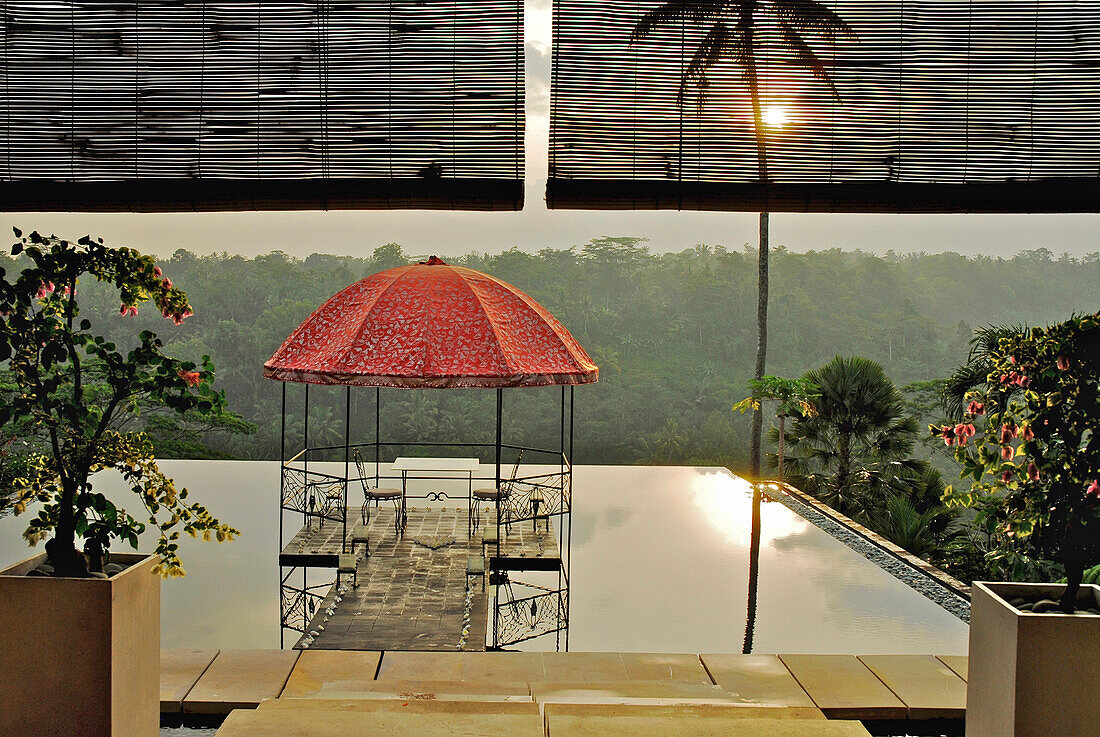 Wasserbecken mit Pavillon auf dem Dach eines Restaurants, Kupu Kupu Barong Resort, Ubud, Indonesien, Asien