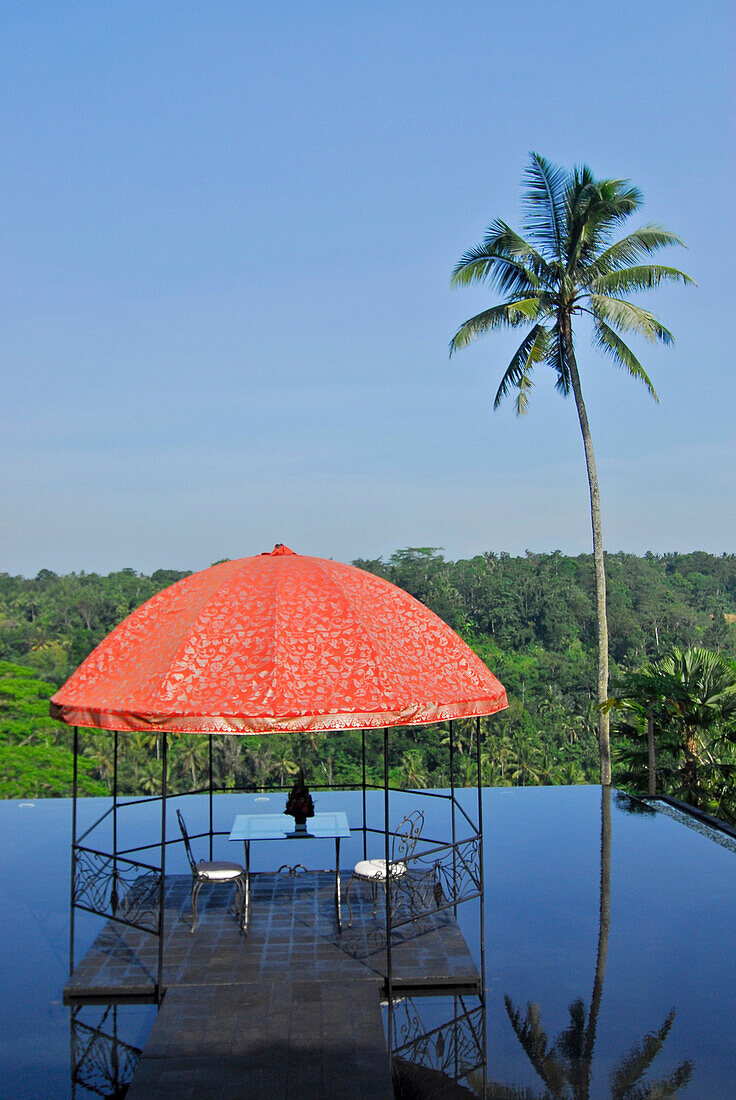 Wasserbecken mit Pavillon auf dem Dach eines Restaurants, Kupu Kupu Barong Resort, Ubud, Indonesien, Asien